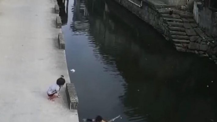 Όσο υπάρχουν άνθρωποι: Ντελιβεράς παράτησε τη δουλειά του για να σώσει κορίτσι από πνιγμό (ΒΙΝΤΕΟ) Όσο υπάρχουν άνθρωποι: Ντελιβεράς παράτησε τη δουλειά του για να σώσει κορίτσι από πνιγμό (ΒΙΝΤΕΟ)