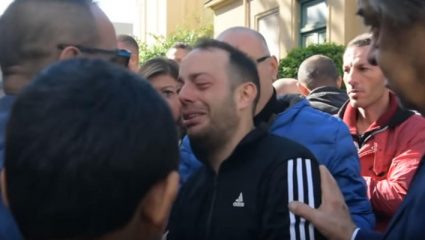 Σικελία: ο θρήνος του πατέρα που έχασε όλη του την οικογένεια στις φονικές πλημμύρες (ΒΙΝΤΕΟ) Σικελία: ο θρήνος του πατέρα που έχασε όλη του την οικογένεια στις φονικές πλημμύρες (ΒΙΝΤΕΟ)