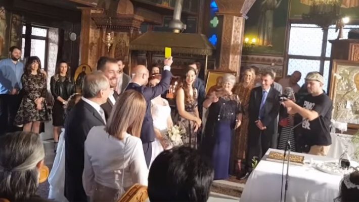Έπος: Του πάτησε το πόδι η νύφη και της έδειξε κίτρινη κάρτα! (ΒΙΝΤΕΟ) Έπος: Του πάτησε το πόδι η νύφη και της έδειξε κίτρινη κάρτα! (ΒΙΝΤΕΟ)