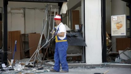 Επίθεση με βαριοπούλες για Ζακ Κωστόπουλο Επίθεση με βαριοπούλες για Ζακ Κωστόπουλο