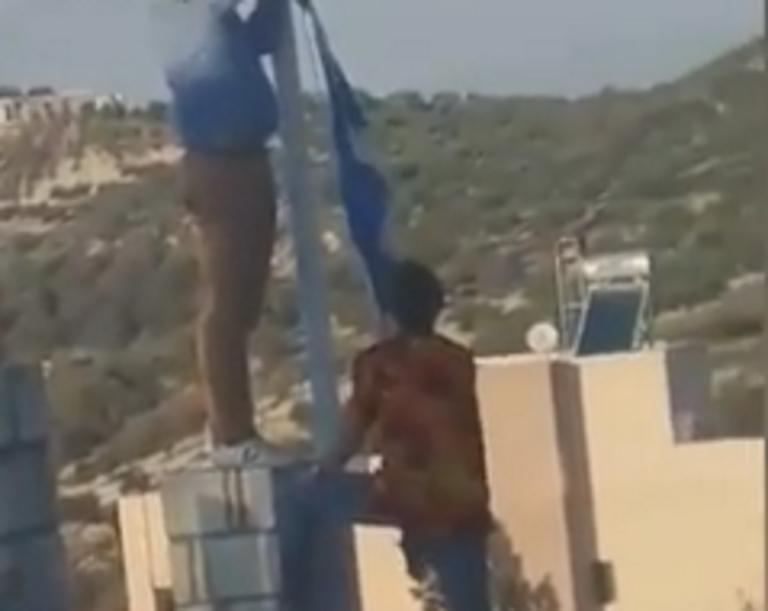 Oργή στην Κρήτη: κατέβασαν και έκλεψαν την ελληνική σημαία (ΒΙΝΤΕΟ)