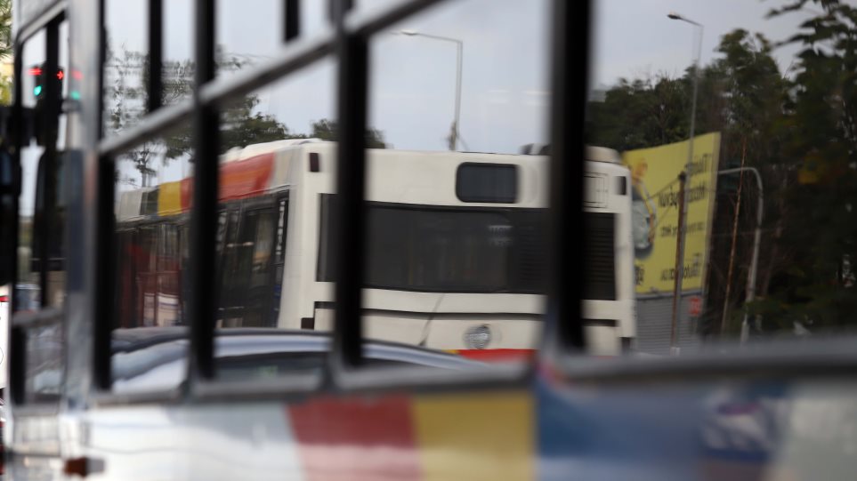 Λεωφορείο του ΟΑΣΘ έπεσε πάνω σε αυτοκίνητα - Έχασε τις αισθήσεις του ο οδηγός