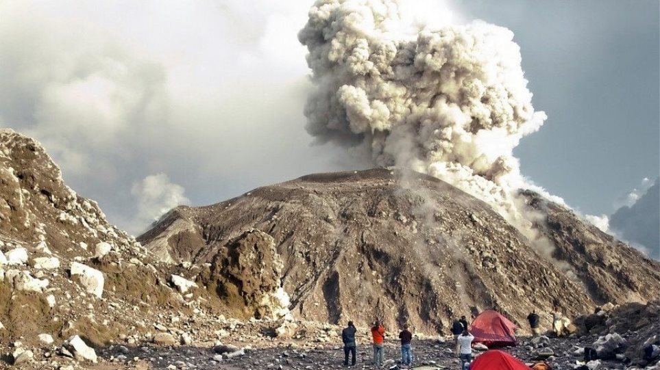 Ενεργοποιήθηκε πάλι το ηφαίστειο που σκότωσε 190 ανθρώπους! (vid)