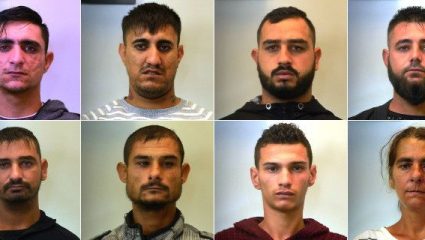 Αυτοί είναι οι ληστές που έμπαιναν με καλάσνικοφ και μάσκες στα κοσμηματοπωλεία (ΦΩΤΟ) Αυτοί είναι οι ληστές που έμπαιναν με καλάσνικοφ και μάσκες στα κοσμηματοπωλεία (ΦΩΤΟ)