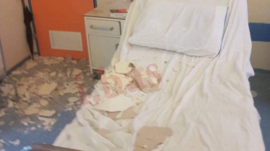 Ελλάς το μεγαλείο σου: Έπεσε το ταβάνι στο Κρατικό Νικαίας -Τραυματίστηκε μια μητέρα (ΦΩΤΟ)
