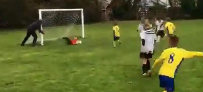 Viral: Πατέρας βοηθάει τον γιο του να μην δεχτεί γκολ (ΒΙΝΤΕΟ)