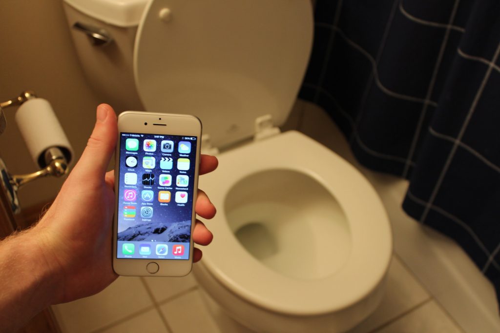 Γιατί είναι κακή ιδέα να παίρνετε το κινητό στην τουαλέτα