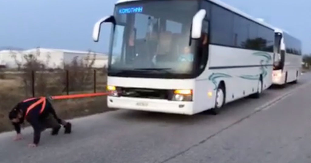 Κομοτηνή: 26χρονος μασίστας τράβηξε δύο λεωφορεία 26 τόνων