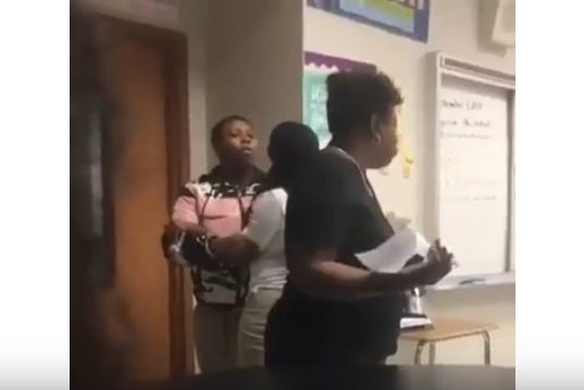 Το βίντεο που κάνει το γύρο του κόσμου: Μαθητής έριξε μπουνιά σε καθηγήτρια