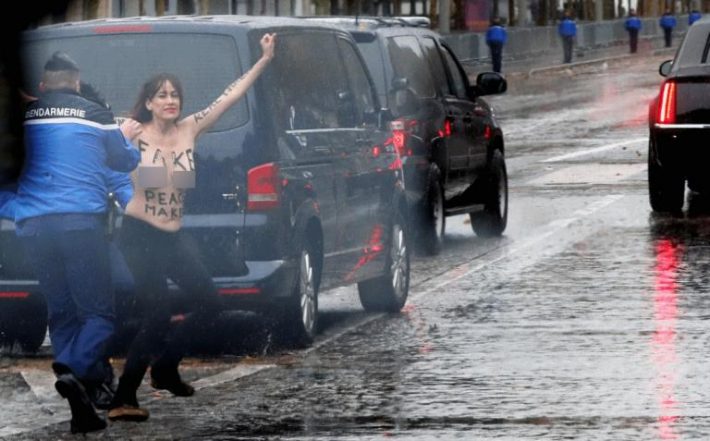 Aκτιβίστριες εναντίον Τραμπ! «Εισβολή» Femen στο Παρίσι (BINTEO)