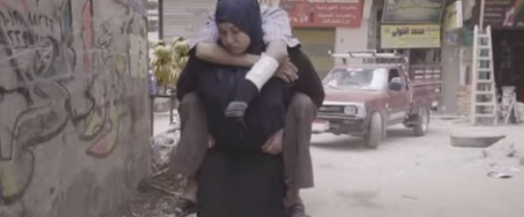 Η γυναίκα που κουβαλάει τον σύζυγο στην πλάτη της: Η απίθανη ιστορία τους