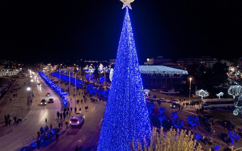 Αυτό είναι το ψηλότερο χριστουγεννιάτικο δέντρο στην Ελλάδα!