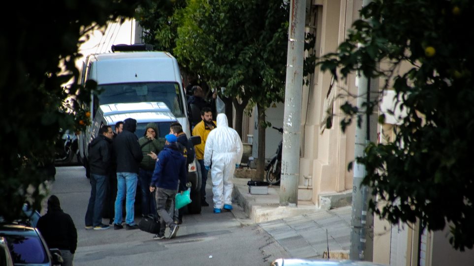 Η στιγμή που αστυνομικοί μεταφέρουν τη βόμβα από το σπίτι του Ντογιάκου (ΒΙΝΤΕΟ)