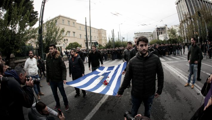 Στην Αμερικανική πρεσβεία η κεφαλή της πορείας με την αιματοβαμμένη σημαία του Πολυτεχνείου