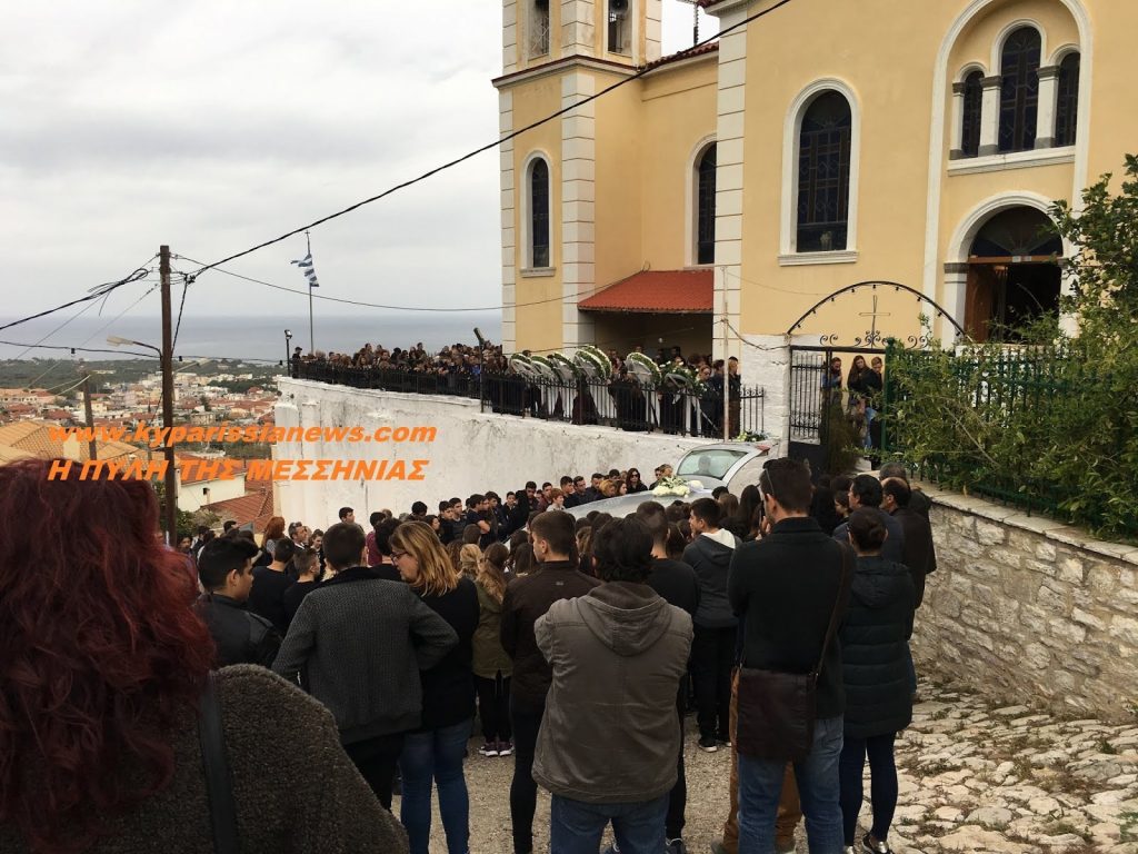 Σε βαρύ κλίμα η κηδεία του 15χρονου Νίκου στην Κυπαρισσία - Τραγική φιγούρα η μητέρα του