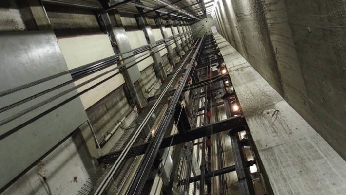 Ασανσέρ έκανε βουτιά 84 ορόφων - Παγιδεύτηκαν έξι άτομα Ασανσέρ έκανε βουτιά 84 ορόφων - Παγιδεύτηκαν έξι άτομα
