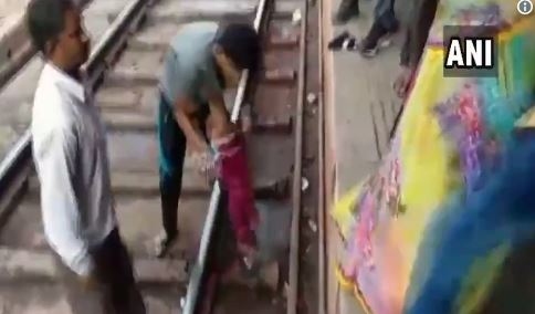 Σοκαριστικό βίντεο: Τρένο περνάει πάνω από μωρό
