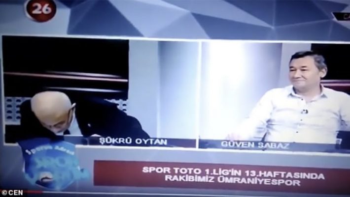 Δημοσιογράφος υπέστη καρδιακή προσβολή on air! (BINTEO) Δημοσιογράφος υπέστη καρδιακή προσβολή on air! (BINTEO)