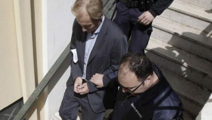 Σκάνδαλο Siemens: Μια ώρα χρειάστηκε ο Όσβαλντ για να βγάλει το βραχιολάκι και να εξαφανιστεί Σκάνδαλο Siemens: Μια ώρα χρειάστηκε ο Όσβαλντ για να βγάλει το βραχιολάκι και να εξαφανιστεί