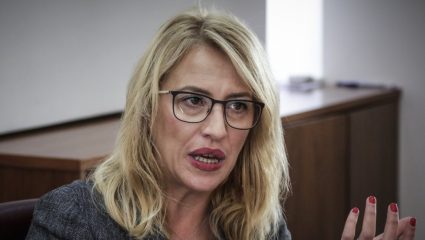 Στην Πυροσβεστική τα ρίχνει η Δούρου για τη φονική πυρκαγιά στο Μάτι Στην Πυροσβεστική τα ρίχνει η Δούρου για τη φονική πυρκαγιά στο Μάτι
