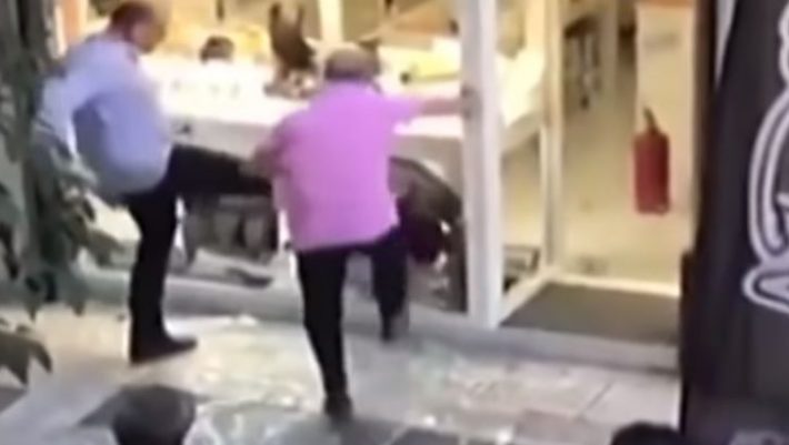 Ο μεσίτης που κλώτσησε τον Ζακ Κωστόπουλο: «Ήταν μια κακή στιγμή για όλους» Ο μεσίτης που κλώτσησε τον Ζακ Κωστόπουλο: «Ήταν μια κακή στιγμή για όλους»