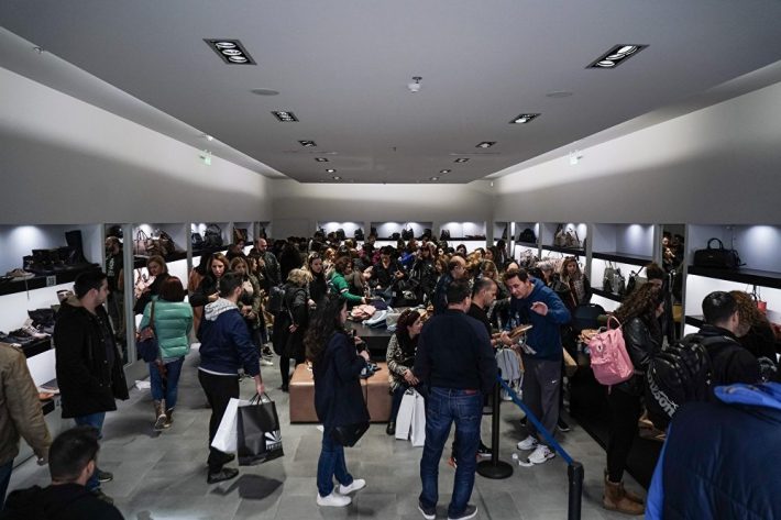 Φρενίτιδα σε όλο τον κόσμο για την Black Friday - ΦΩΤΟ