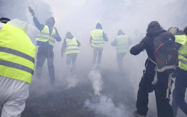 Ένταση στη διαδήλωση των «κίτρινων γιλέκων» στο Παρίσι