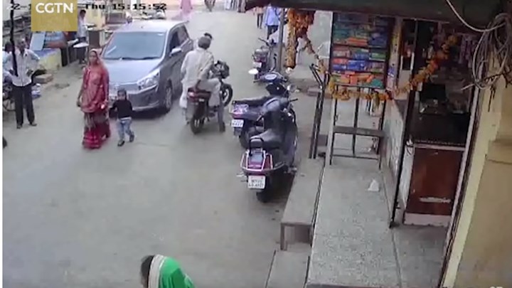 Βίντεο που σοκάρει: Μητέρα και παιδί παρασύρονται από αυτοκίνητο
