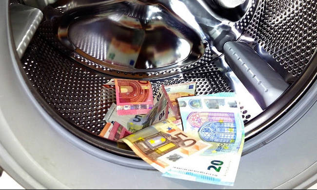 Έκρυψε στο πλυντήριο 350.000 ευρώ και τον συνέλαβαν για... ξέπλυμα «μαύρου» χρήματος