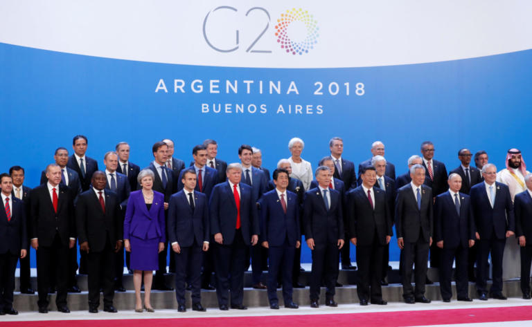 Παραγκωνίστηκε λόγω Κασόγκι στην οικογενειακή φωτογραφία της G20 ο πρίγκιπας της Σαουδικής Αραβίας!