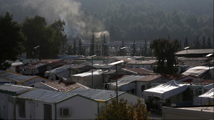 Πυρκαγιά σε κέντρο προσφύγων στο Λαύριο - Απεγκλωβίστηκαν οκτώ άτομα