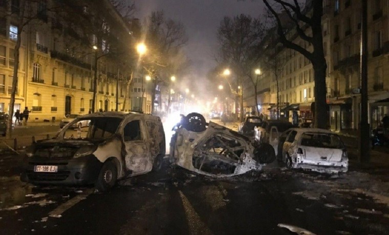 «Εμπόλεμη ζώνη» το Παρίσι - Χάος από τα επεισόδια ανάμεσα σε διαδηλωτές και αστυνομικούς - Περισσότερες από 140 συλλήψεις