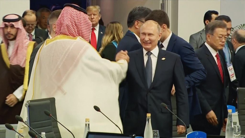 Αντιδράσεις για την εγκάρδια χειραψία του Πούτιν με τον Σαουδάραβα πρίγκιπα - ΒΙΝΤΕΟ