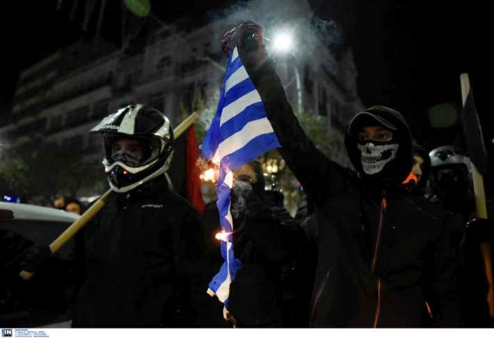 Αντιεξουσιαστές έκαψαν ελληνική σημαία στη Θεσσαλονίκη (ΦΩΤΟ)