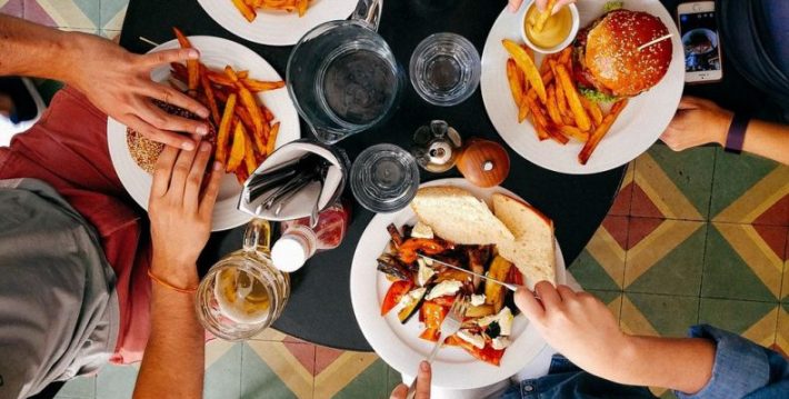 Έρευνα: Οι Έλληνες τρώμε πολύ και ανθυγιεινά