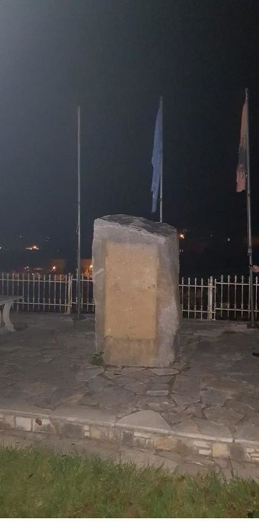 Αλβανία: Εθνικιστές βανδάλισαν μνημείο Μακεδονομάχου (ΦΩΤΟ)