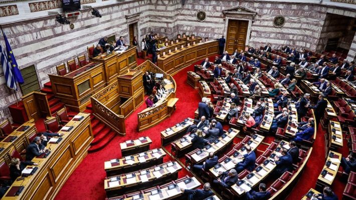 Έρχεται ρύθμιση στη Βουλή για την ακύρωση περικοπής συντάξεων