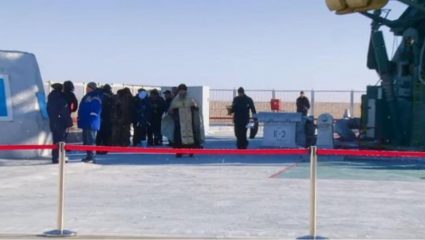 Ιερέας ευλογεί διαστημόπλοιο, πριν από την εκτόξευση! (ΒΙΝΤΕΟ) Ιερέας ευλογεί διαστημόπλοιο, πριν από την εκτόξευση! (ΒΙΝΤΕΟ)