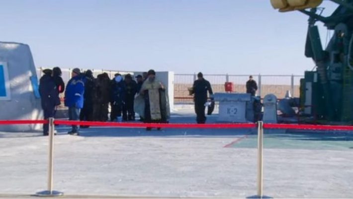 Ιερέας ευλογεί διαστημόπλοιο, πριν από την εκτόξευση! (ΒΙΝΤΕΟ) Ιερέας ευλογεί διαστημόπλοιο, πριν από την εκτόξευση! (ΒΙΝΤΕΟ)