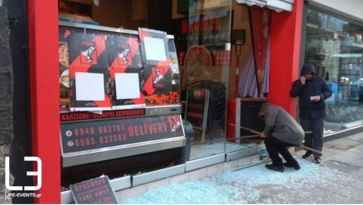 Έσπασαν το κατάστημα του εργοδότη που κατηγορείται για τον ξυλοδαρμό διανομέα - ΦΩΤΟ
