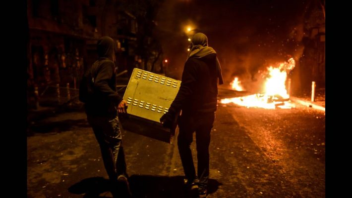 «Εμπόλεμη» ζώνη τα Εξάρχεια: Επίθεση των κουκουλοφόρων με μολότοφ και φωτοβολίδες (ΦΩΤΟ) «Εμπόλεμη» ζώνη τα Εξάρχεια: Επίθεση των κουκουλοφόρων με μολότοφ και φωτοβολίδες (ΦΩΤΟ)