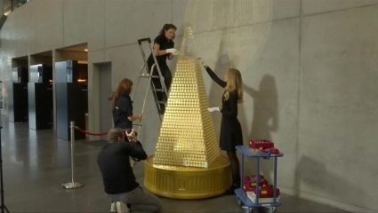 Χριστουγεννιάτικο δέντρο αξίας 2,7 εκατ. ευρώ! Χριστουγεννιάτικο δέντρο αξίας 2,7 εκατ. ευρώ!