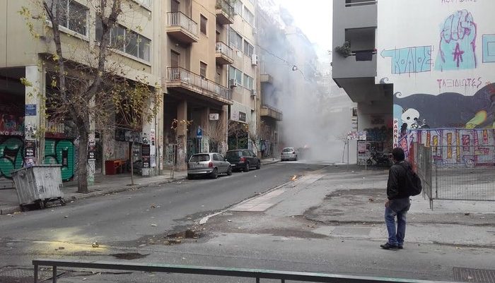 Φωτιές και οδοφράγματα στα Εξάρχεια Φωτιές και οδοφράγματα στα Εξάρχεια