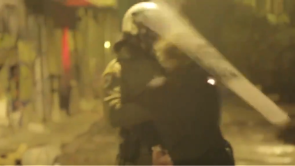Άνδρας των ΜΑΤ χτυπά συλληφθέντα στο πρόσωπο με την ασπίδα του (Βίντεο)