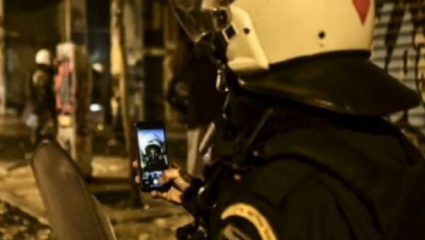 Δεν έχει προηγούμενο: Τα Εξάρχεια «καίγονταν» και ο αστυνομικός έβγαζε selfie (ΦΩΤΟ) Δεν έχει προηγούμενο: Τα Εξάρχεια «καίγονταν» και ο αστυνομικός έβγαζε selfie (ΦΩΤΟ)