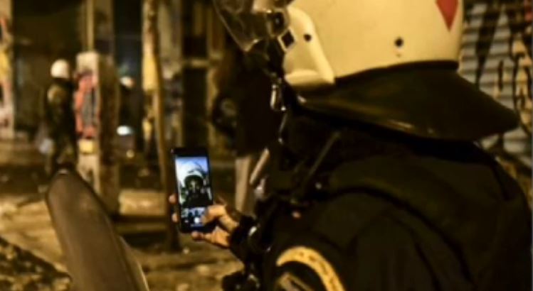 Δεν έχει προηγούμενο: Τα Εξάρχεια «καίγονταν» και ο αστυνομικός έβγαζε selfie (ΦΩΤΟ)
