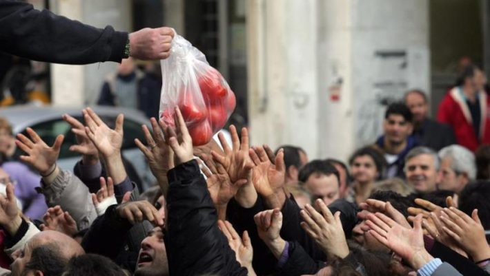 Bloomberg: Η οικονομία αναπτύσσεται, αλλά η φτώχεια στην Ελλάδα παραμένει Bloomberg: Η οικονομία αναπτύσσεται, αλλά η φτώχεια στην Ελλάδα παραμένει
