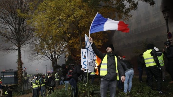 Κίτρινα Γιλέκα: Ο Μακρόν βγάζει τον στρατό στους δρόμους - Φόβοι για νέες ταραχές (ΦΩΤΟ)