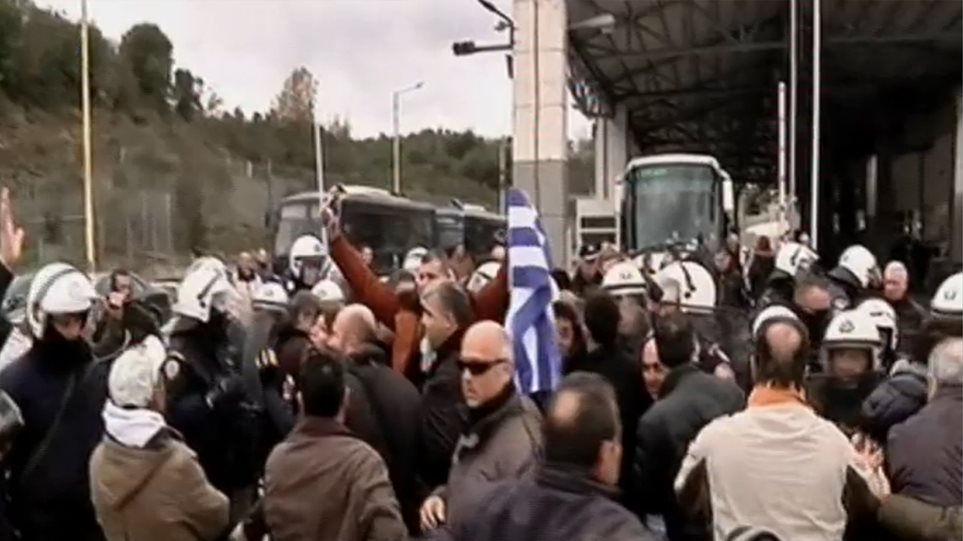 Αναβρασμός στα σύνορα λόγω Κατσίφα - Οι αλβανικές αρχές έχουν «μπλοκάρει» λεωφορεία
