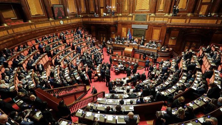 Ροζ σκάνδαλο: Δύο άνδρες πολιτικοί σε ερωτικές περιπτύξεις μέσα στη Βουλή